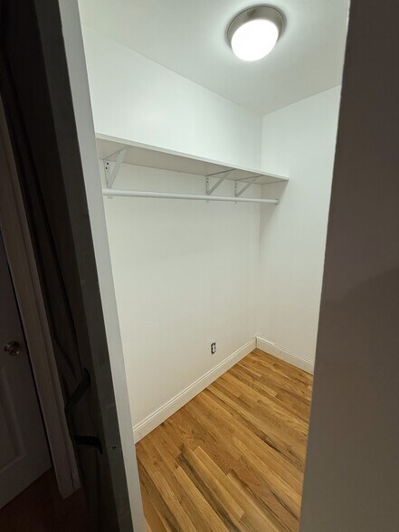 Building Photo - 262 Suydam Ave