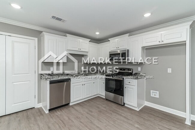 Building Photo - 823 W 20th St