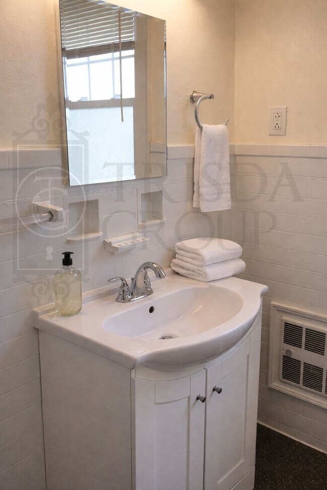Building Photo - Avail Avail Aug 1st: A GEM in Dormont!  Spacious 3BR Twin Home, Parking, Charm, Walkability, Outd...