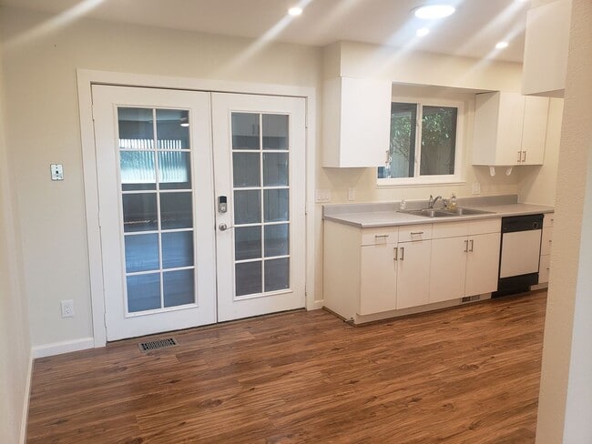 Building Photo - Updated Home in Old Town Auburn