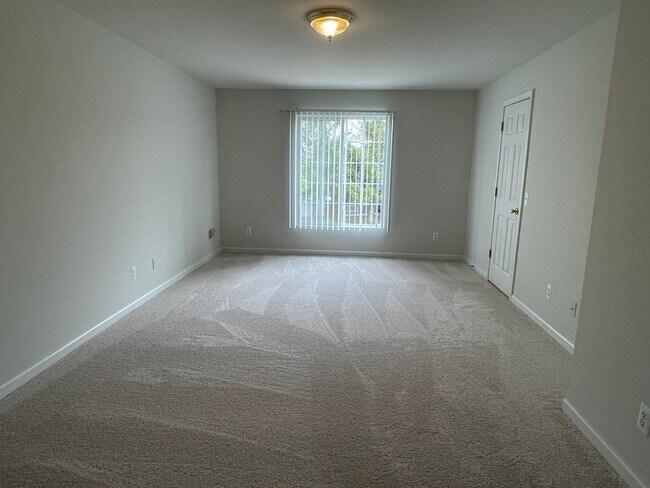 Building Photo - Shelby Twp 2-bedroom, 2-bath condo-style w...