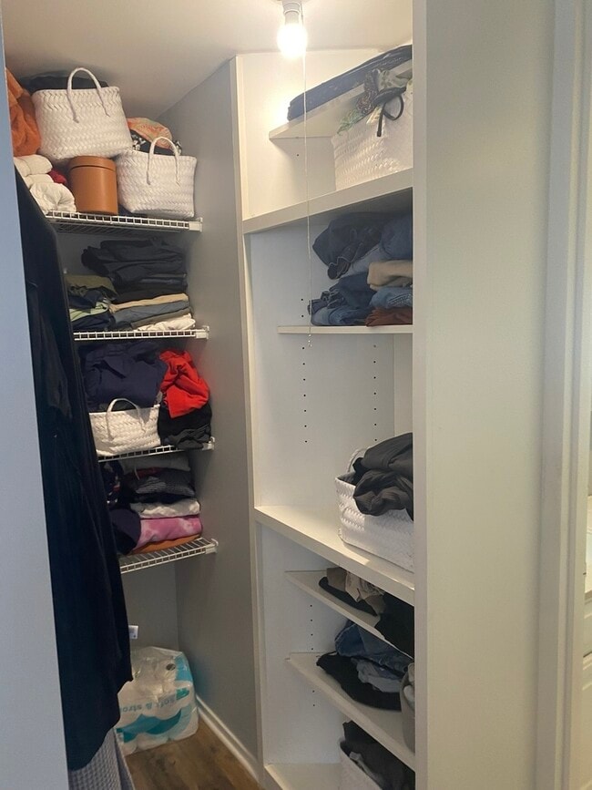 Building Photo - 2650 N Lakeview Ave