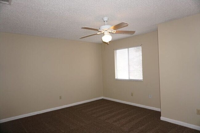 Building Photo - 2 Bedroom 2.5 Bath Townhome located in Arl...