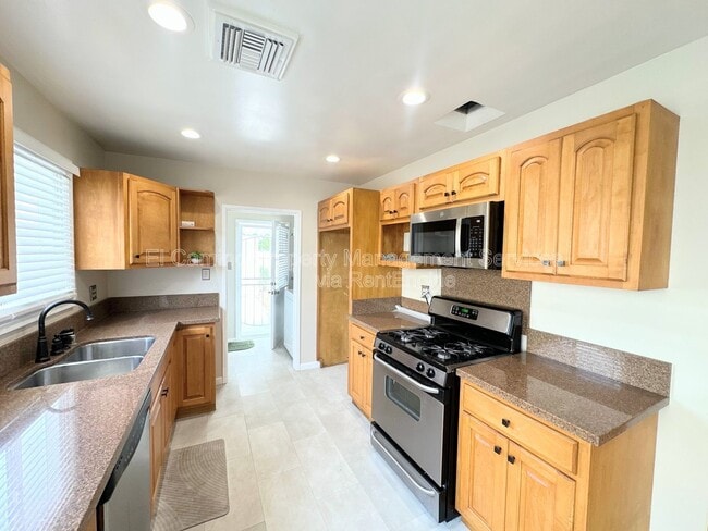 Building Photo - 10918 Dalwood Ave