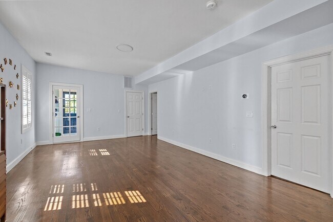 Building Photo - 74 Kingsdale St