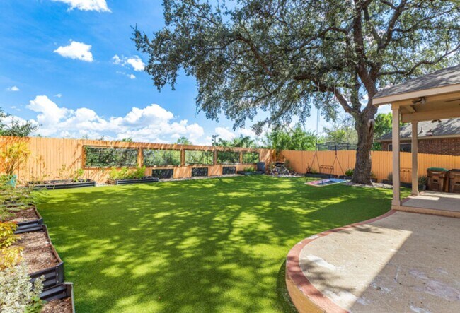 Primary Photo - Move In Ready - Stunning 4 bd/2.5 Located ...