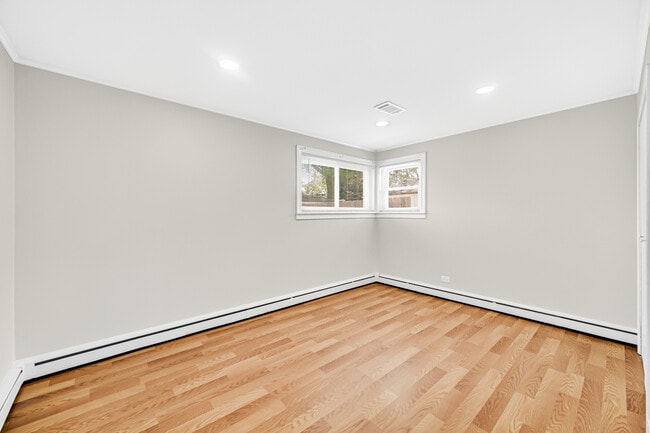 Building Photo - 1047 W Villa Dr