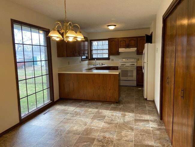 Building Photo - All brick 3 Bed, 2 Bath, 2 Car Garage Ranch