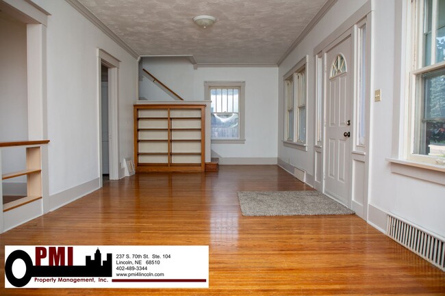 Building Photo - 4 Bedroom, 1.5 bathroom House For Rent; Av...