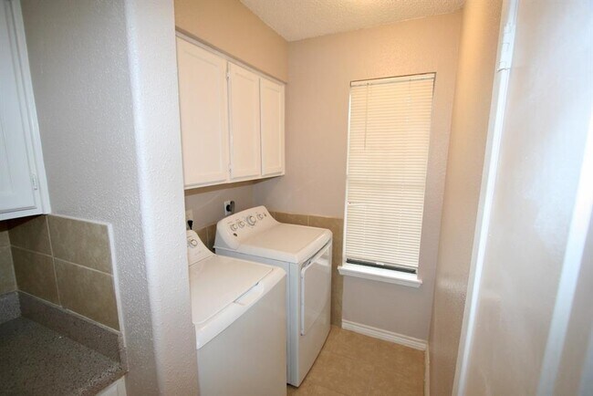 Building Photo - 17401 Red Oak Dr
