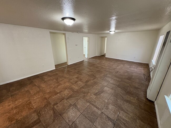 Building Photo - Dinuba Home Rent Ready !