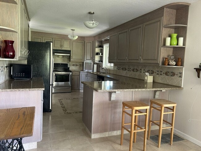 Building Photo - Breathe Taking Views with this 4 bed 3.5 bath home!