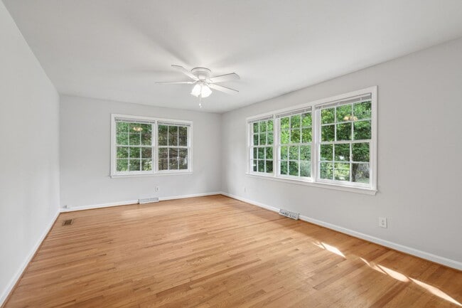 Building Photo - Spacious Single Family Home with Fenced Yard