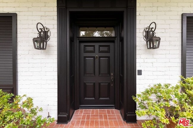 Building Photo - 1115 N Beverly Dr