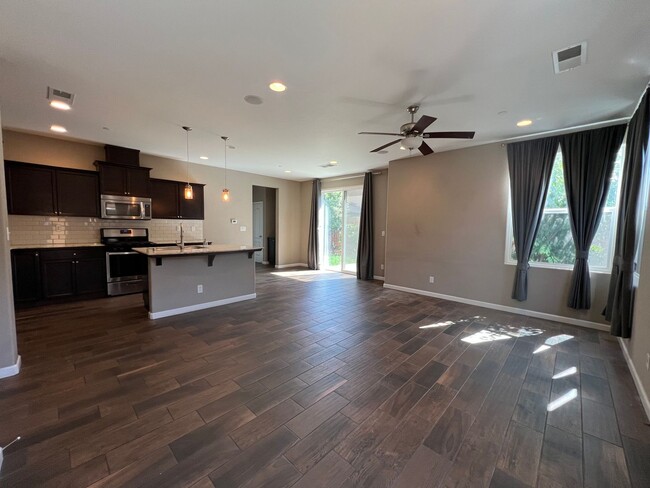 Building Photo - 3 bedroom, 2 1/2 bathroom home located in ...