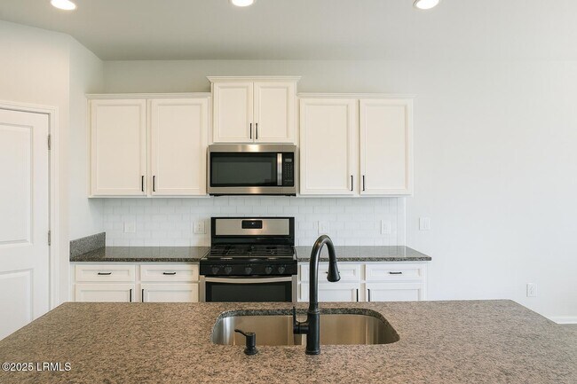 Building Photo - 15 Chauga St