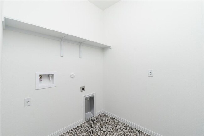 Building Photo - 220 Tanda Ln