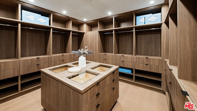 Building Photo - 565 Toyopa Dr