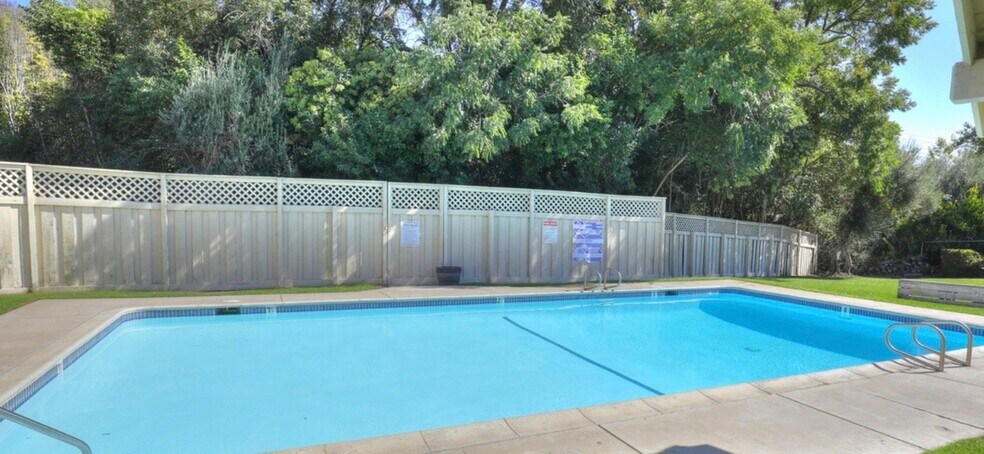 Building Photo - 2063 Village Ln