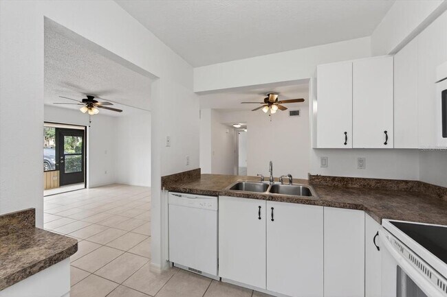 Building Photo - 5735 Gardens Dr