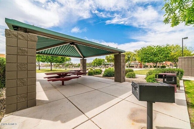 Building Photo - 2 Bedroom, 2.5 Bath Townhome Available NOW!
