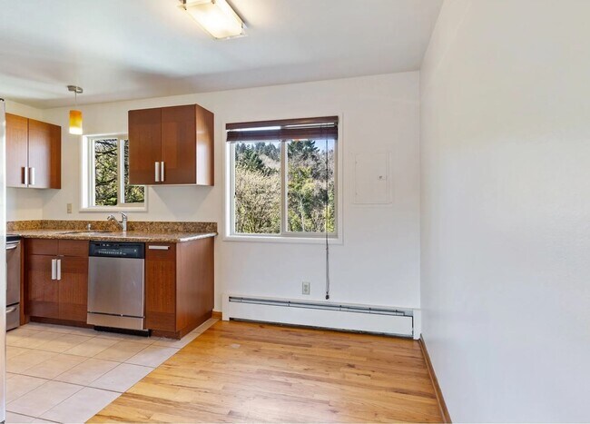 Building Photo - Amazing West Hills Condo! W/S/G + Heat inc...