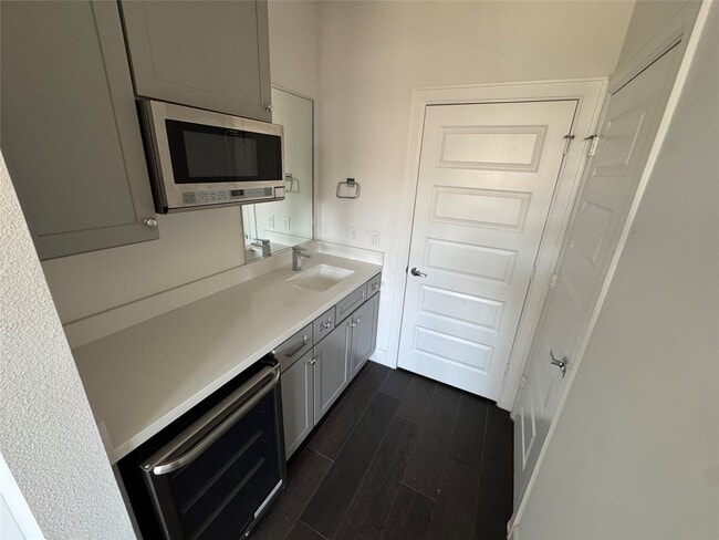 Building Photo - 304 Jensen Dr