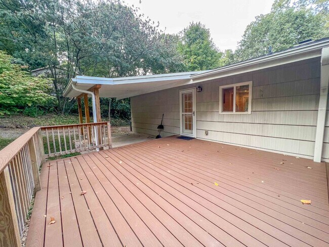 Building Photo - 5/3 updated Mid-Century Modern with original hardwoods