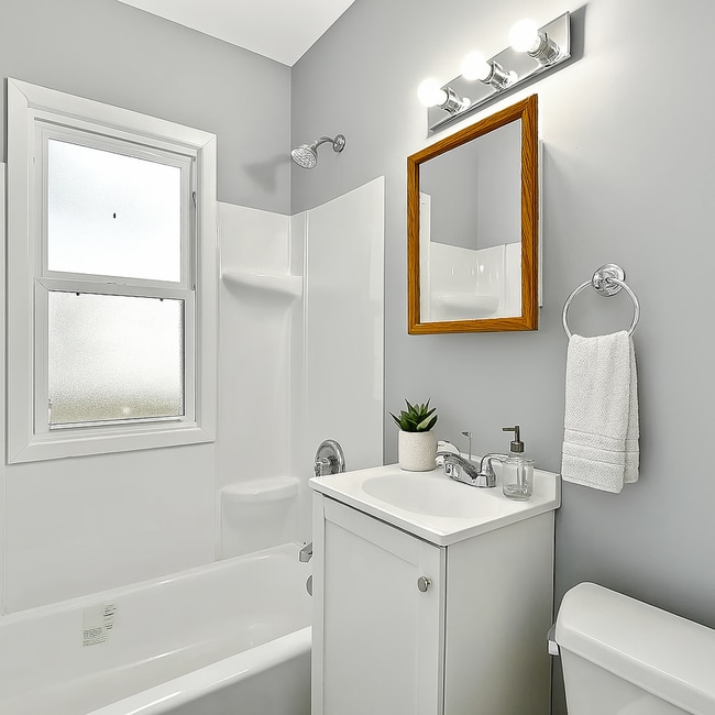 Building Photo - Huge 3 Bedroom Single Family Home in Minne...