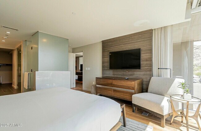 Building Photo - 5455 E Lincoln Dr