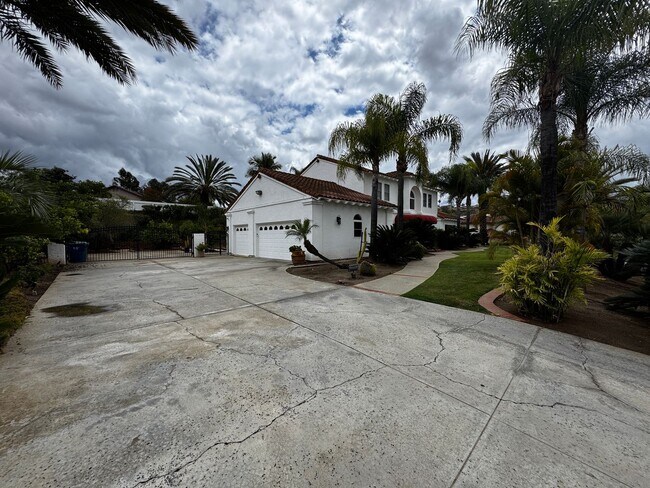 Building Photo - Custom Estate