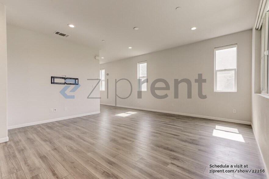 Building Photo - 1523 Oliveira Dr