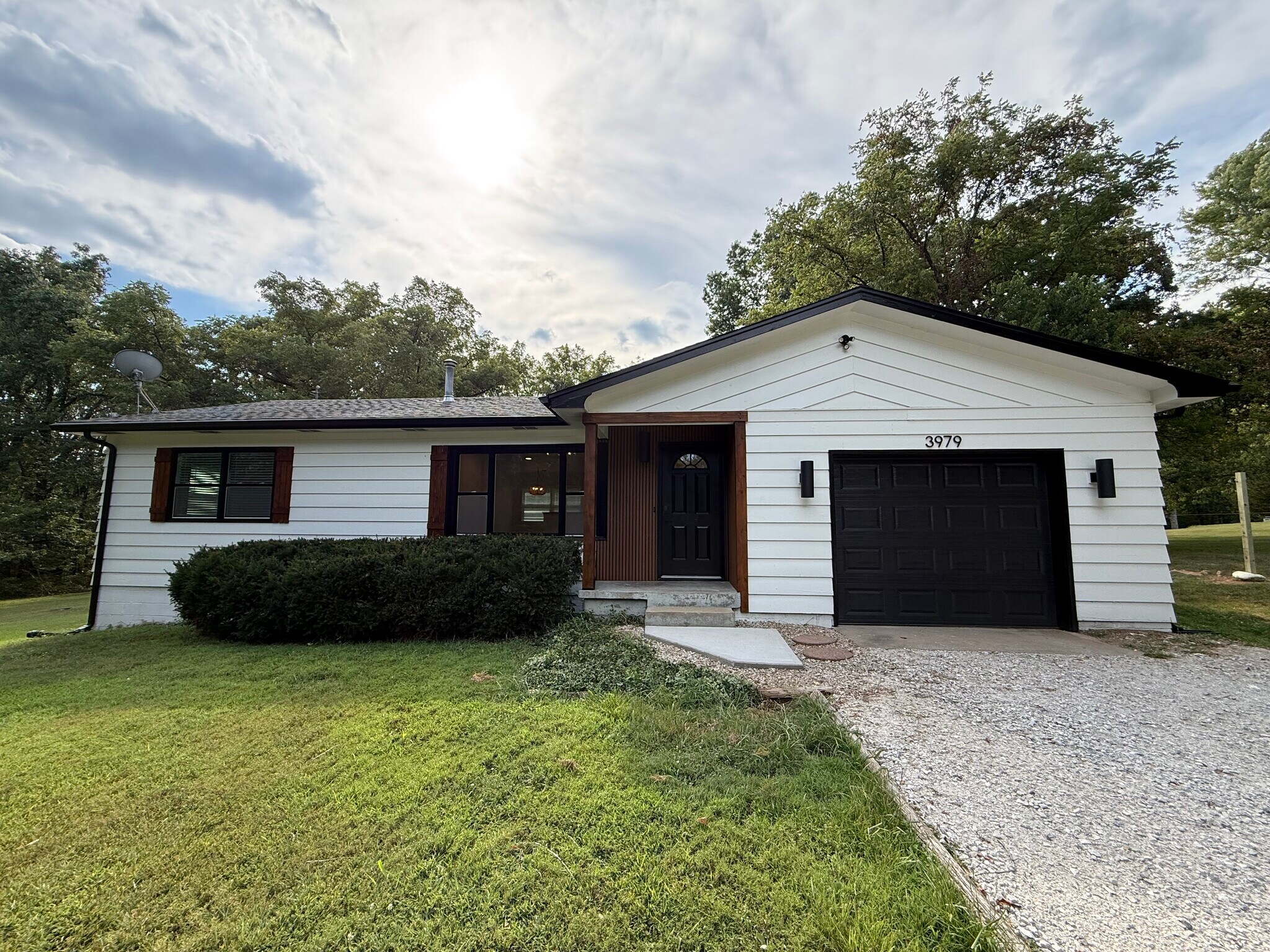 Building Photo - 3979 S Farm Road 193