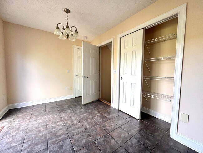 Building Photo - Oak Tree Townhome