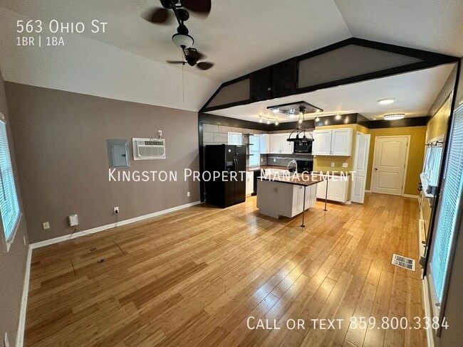 Building Photo - Stunning 1 Bedroom!