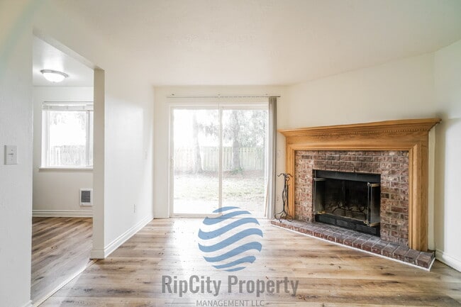 Building Photo - 2452 SE 9th Ct