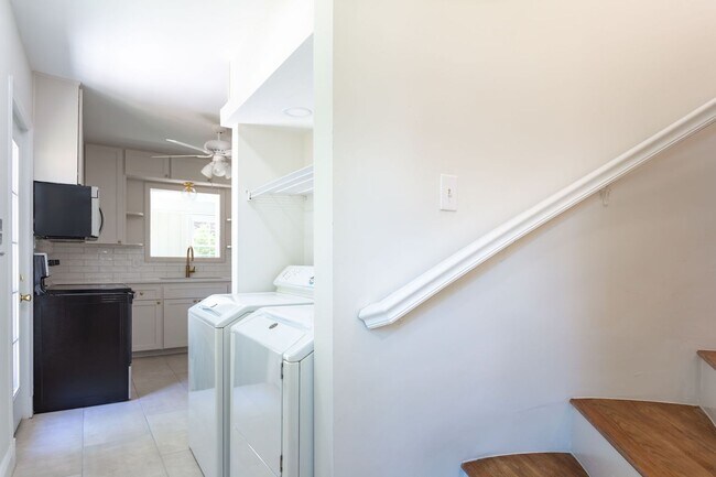 Building Photo - 3408 Kirby Dr