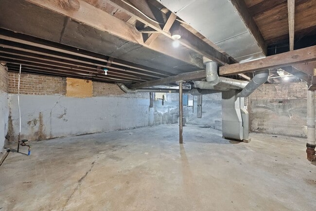 Building Photo - Freshly Updated 3BR Home