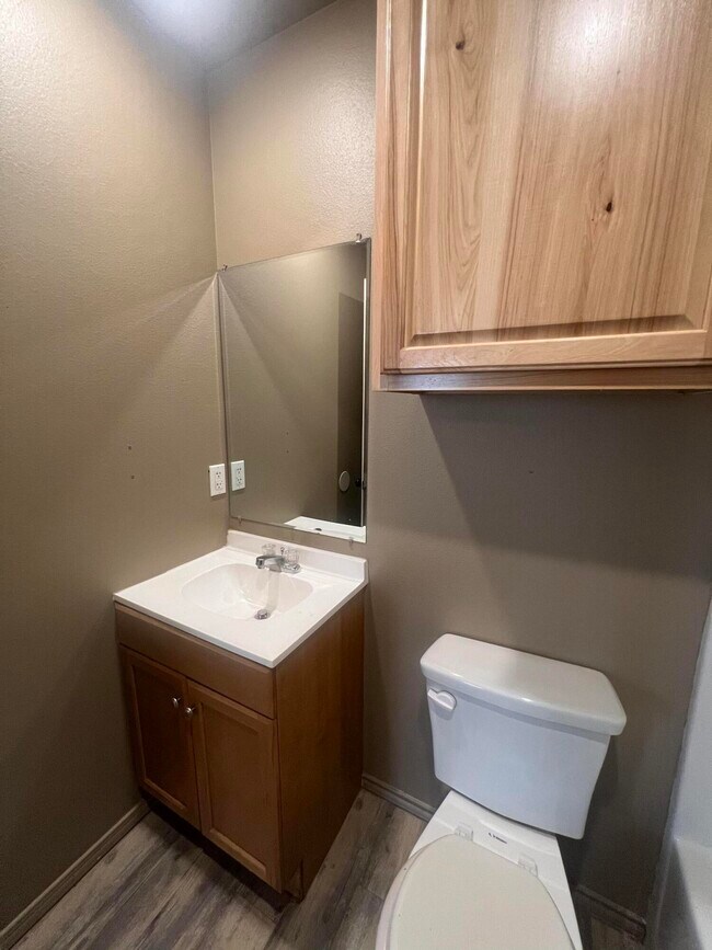 Building Photo - 1505 E 6th St