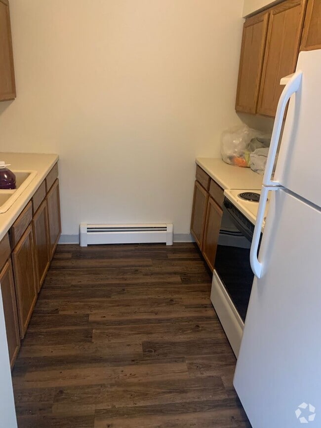 Building Photo - 2 bedroom 1 bath lower apartment