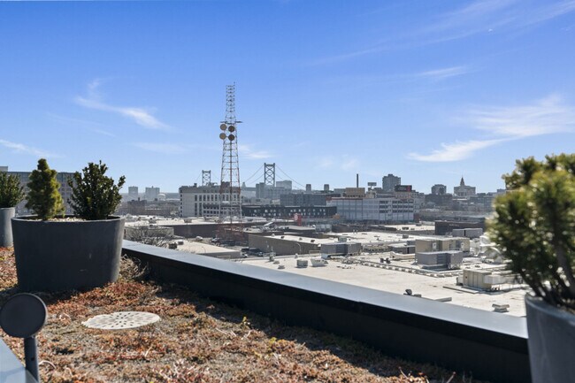 Building Photo - 501 N Perth St