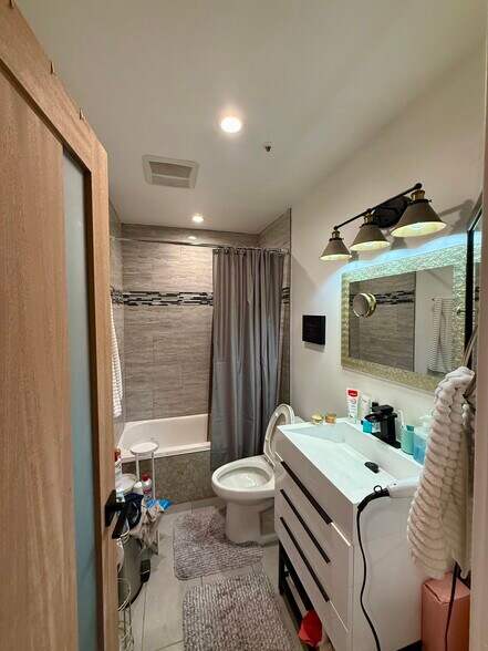 Gust bath - 1247 E Wilson Ave