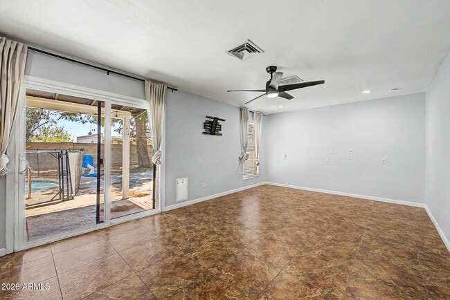 Building Photo - 855 W Lindner Ave