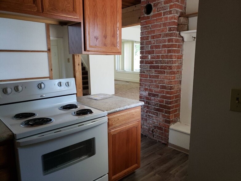 Building Photo - 515 NE Kamiaken St