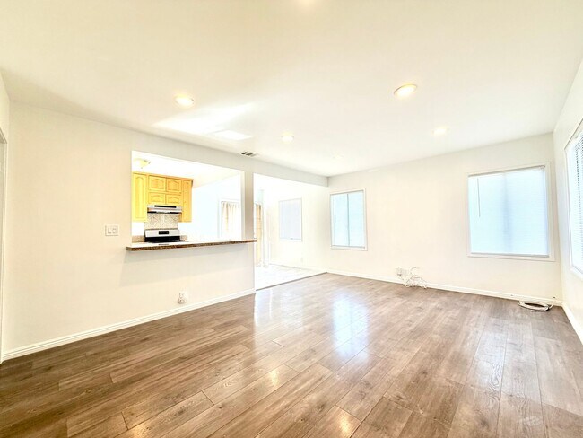 Building Photo - Charming front house 2b/d 2 b/a