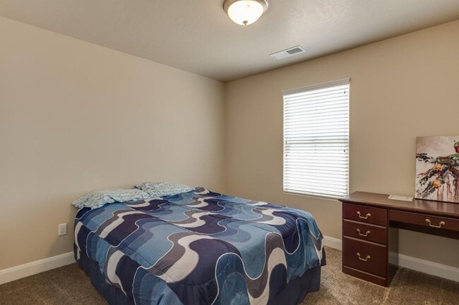 Building Photo - Spacious 3 Bedroom Home