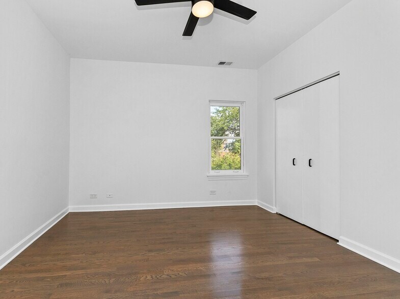 Building Photo - 3720 S Calumet Ave