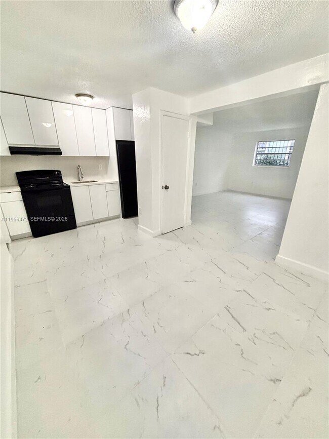 Building Photo - 2154 SW 4th St