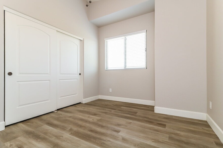Building Photo - 6512 S 49th Dr
