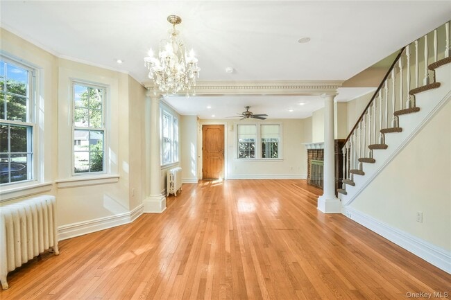 Building Photo - 806 Pelhamdale Ave